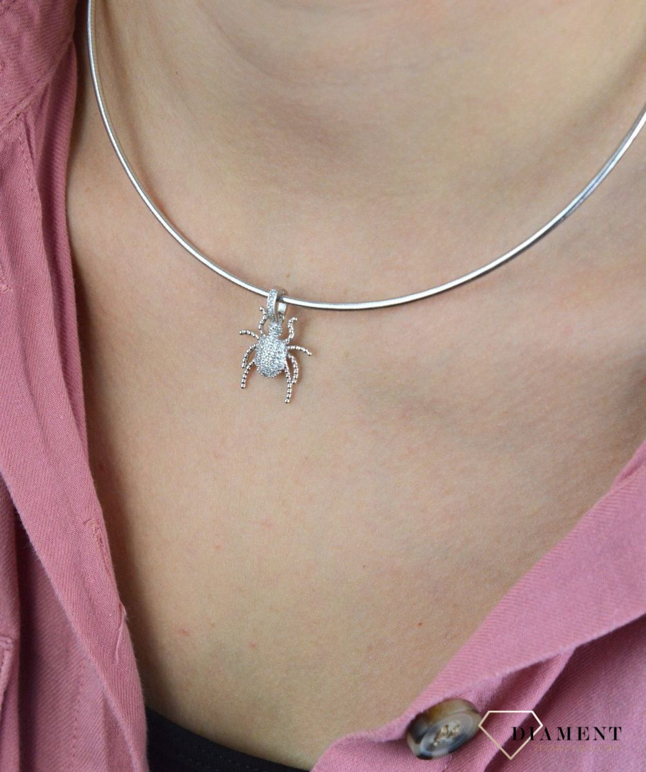 Srebrna zawieszka pająk z cyrkoniami DIA-ZAW-100599 TA-925. Zawieszkę można zestawić z delikatnym łańcuszkiem, dostępnym w naszej ofercie. Zawieszka srebrna to idealny pomysł na prezent dla kobiety..jpg